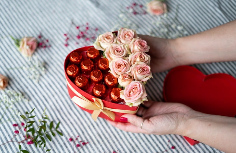 Dāvana Māmiņdienā: sirds formas kārba ar rozēm un konfektēm