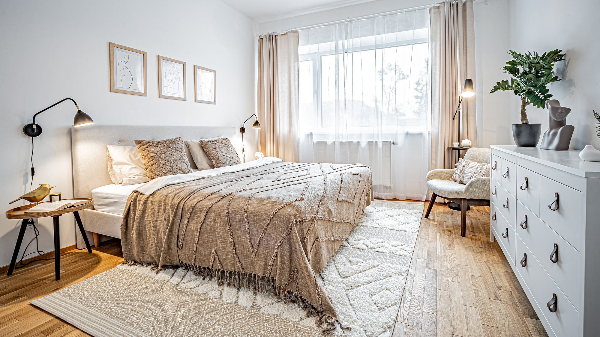 Mūsdienīga guļamistaba – iedvesma interjeram krēmkrāsas toņos.