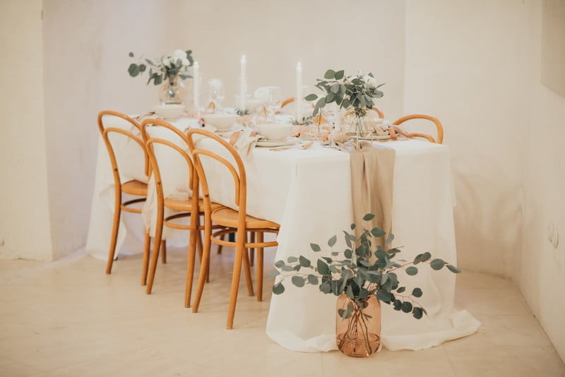 Kā uzklāt romantisku galdu nelielām kāzām?