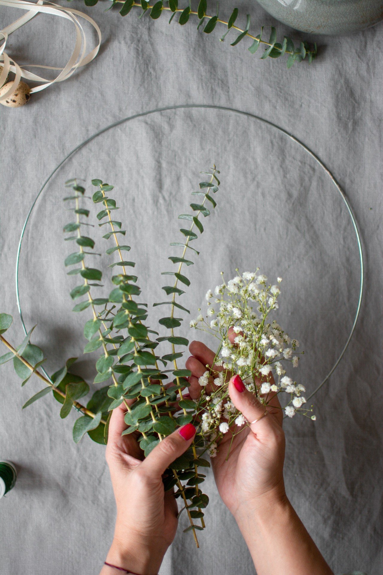 Nepieciešamais materiāls eikalipta vainaga izgatavošanai.