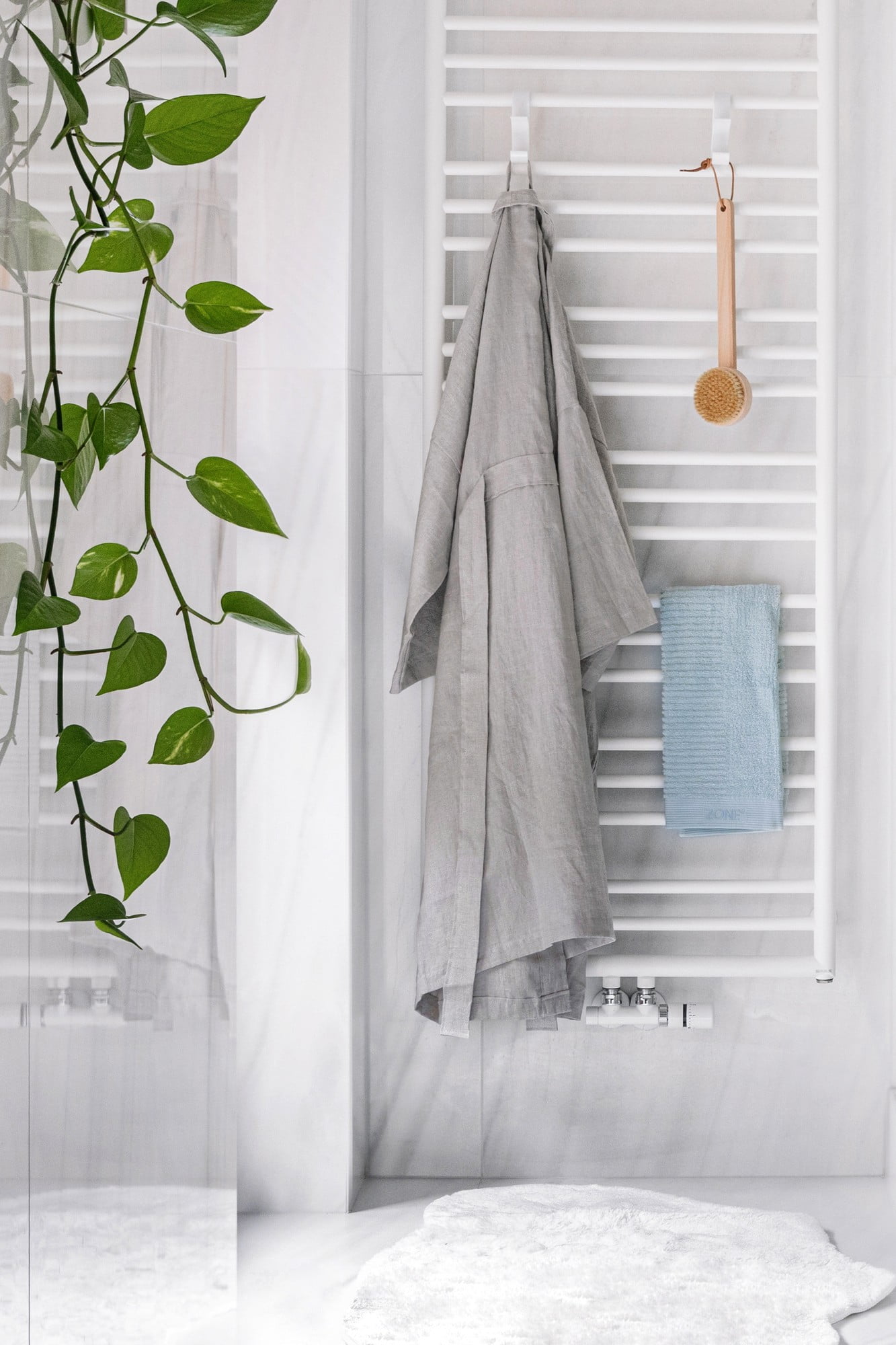 Vannas istabā ir arī dabiski materiāli – lina halāti un bambusa birste. 