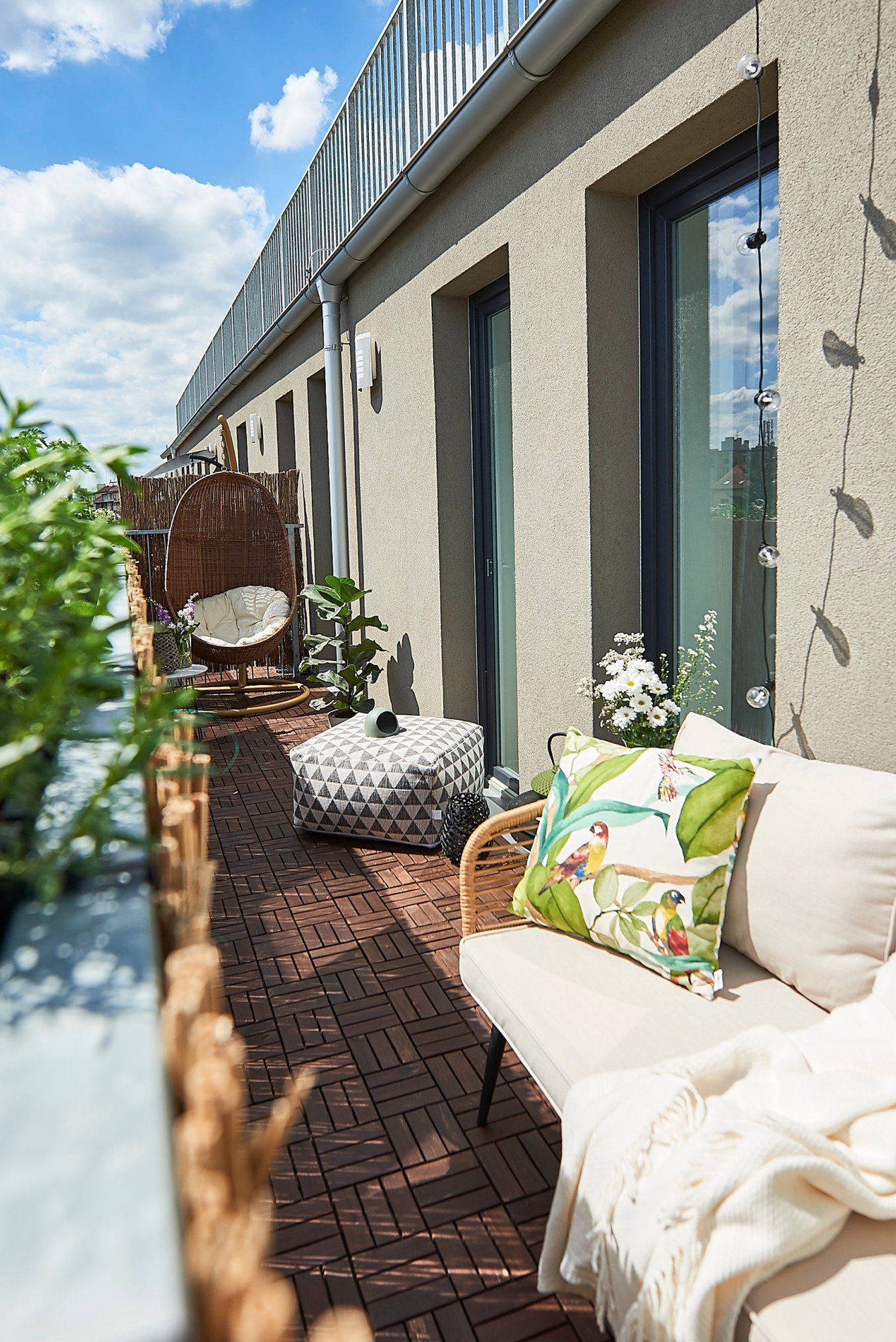 Uz garā, šaurā balkona mēbeles ir novietotas gar sienu – tādējādi eja paliek brīva, toties telpa izskatās plašāka.