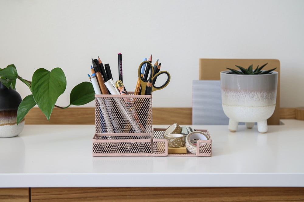 Iedvesma : Birojs, Darbs un mācības, Dāvanas