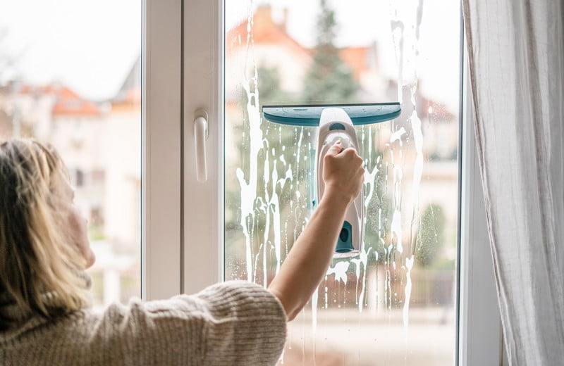 5 padomi, kā notīrīt logus