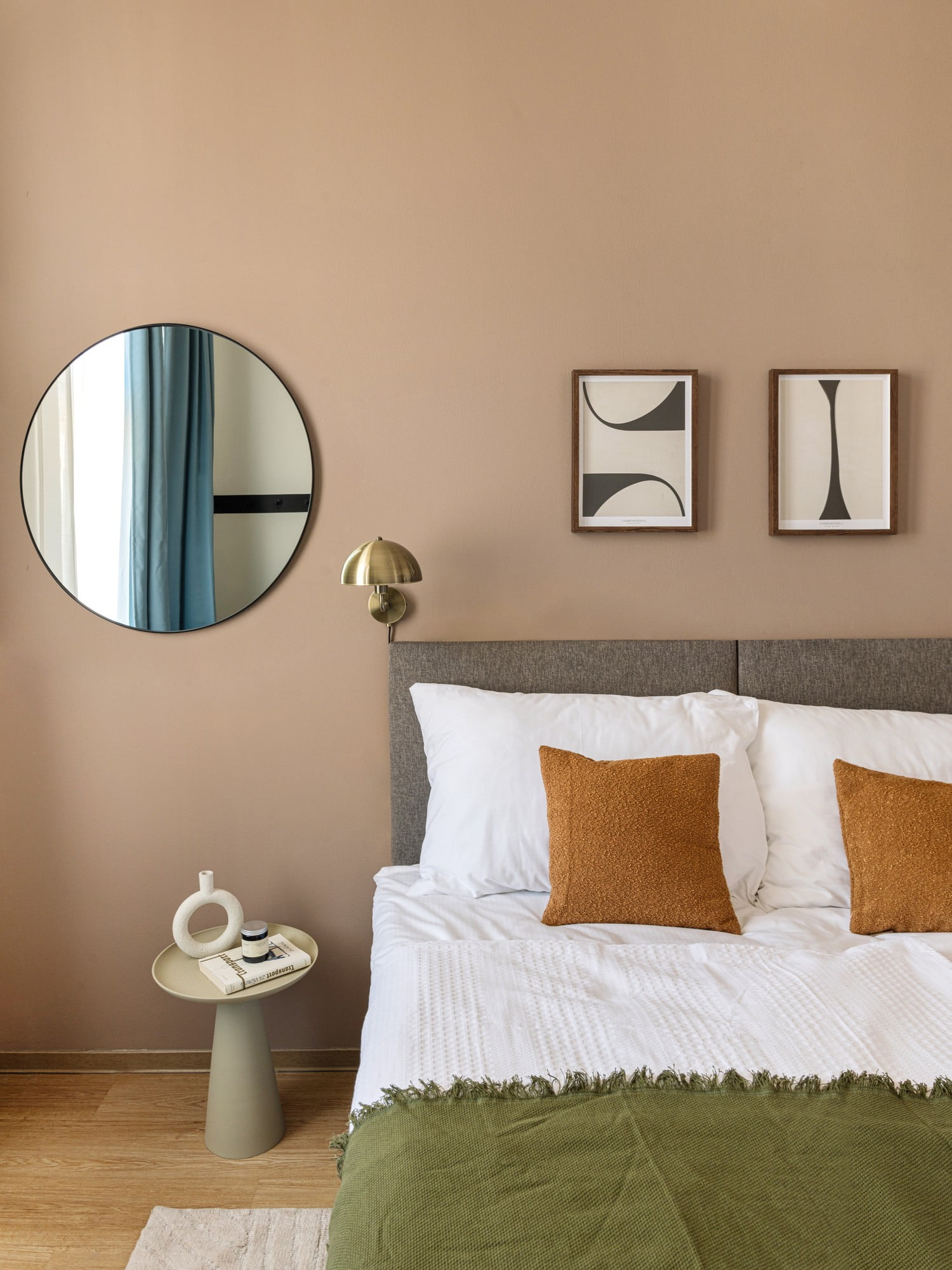Mūsdienīgā guļamistabā ir svarīgs vizuālais miers, ko var panākt, izvēloties mēbeles ar vienkāršām līnijām un bez liekiem dekoriem.