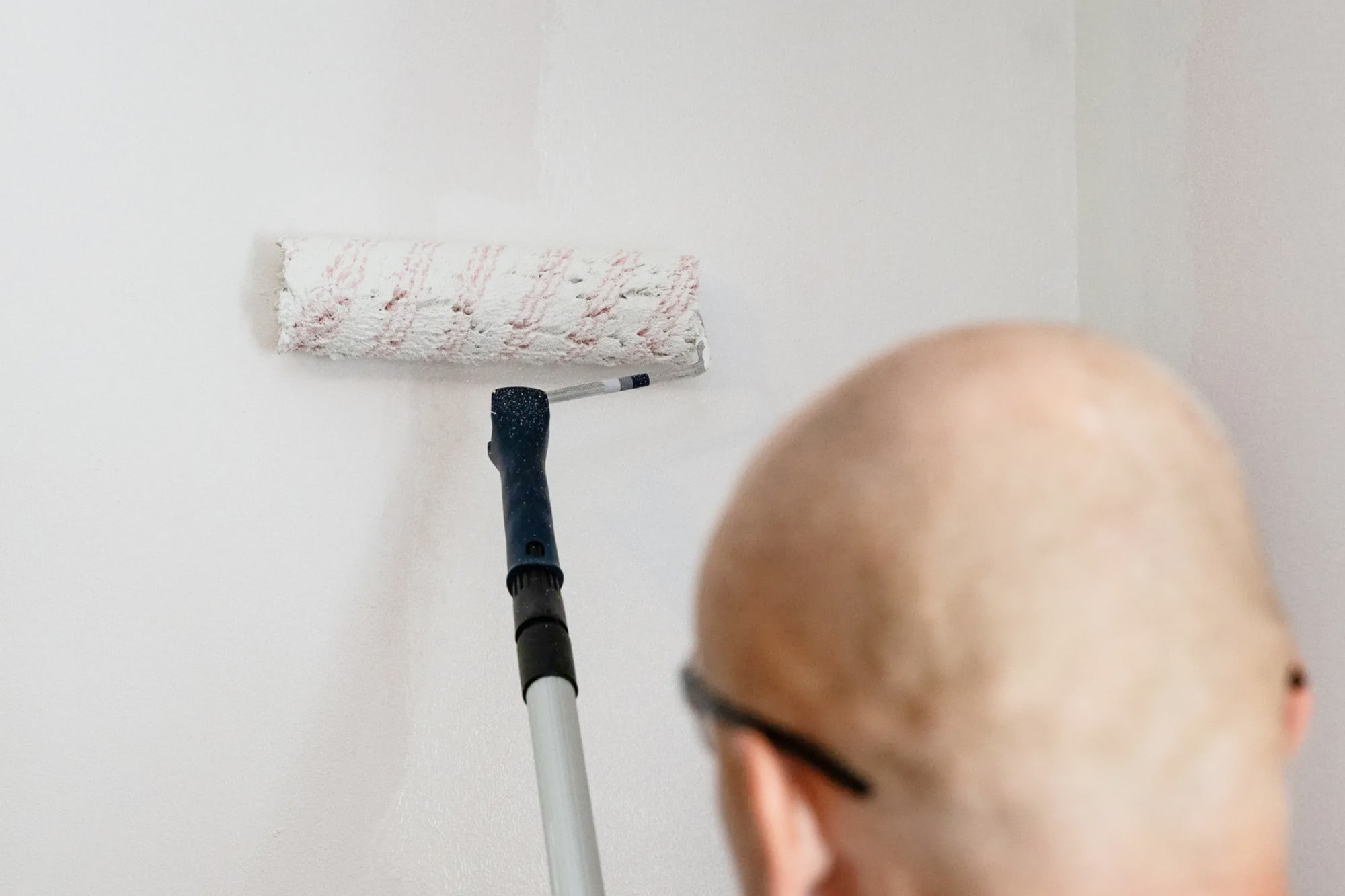 Uzklājot krāsu ar rullīti, nebrauciet pa vienu vietu pārāk ilgi, jo zem krāsas esošais slānis var nolobīties. Avots: Primalex