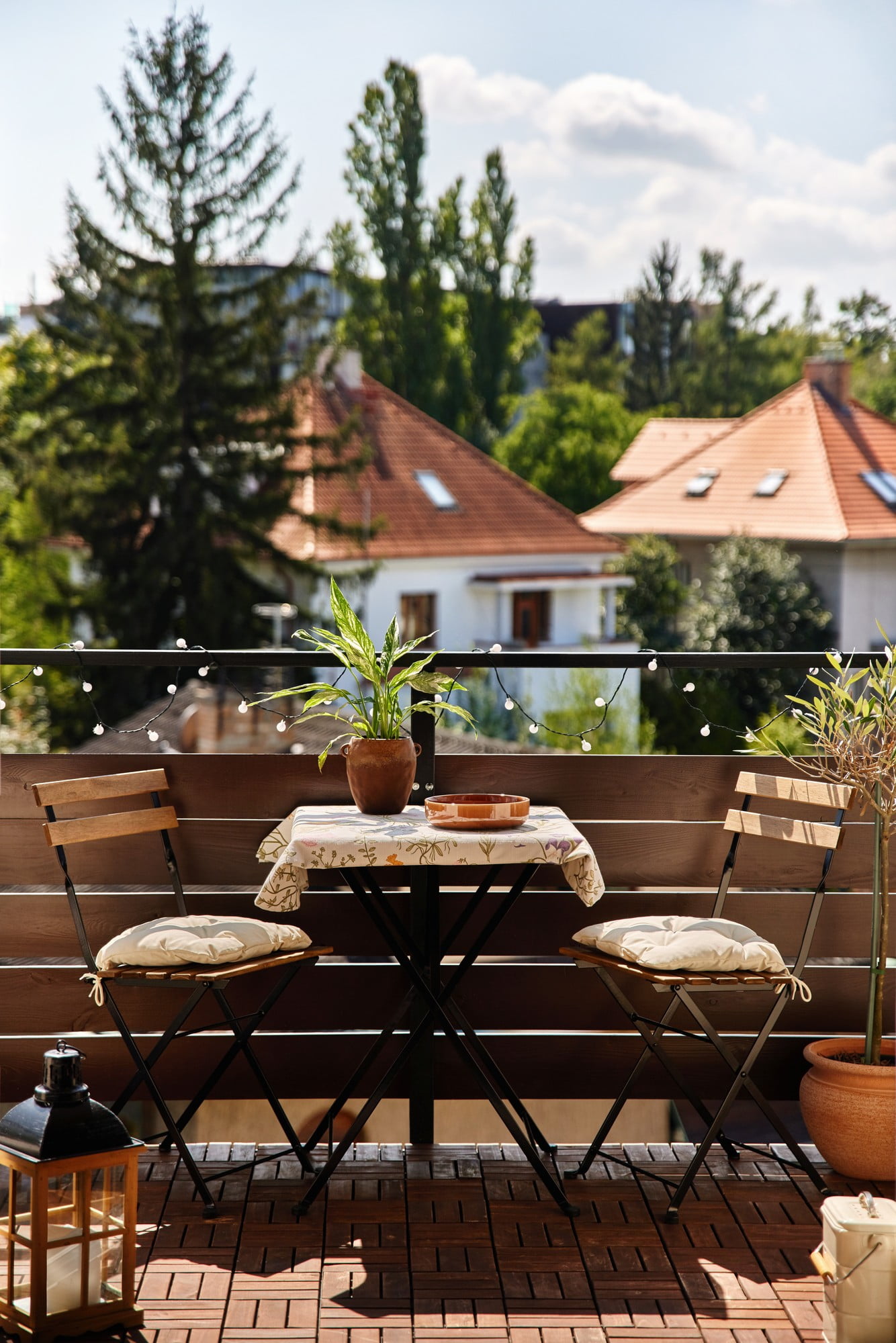 Balkons ir aprīkots ar retro galdu un saliekamiem krēsliem. Romantisko atmosfēru papildina daudzveidīgs apgaismojums.