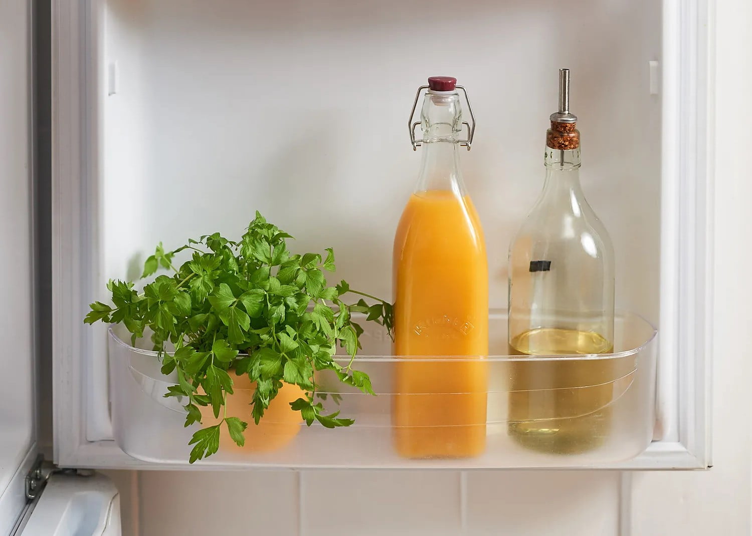 Baziliks un citronmelisa ilgāk saglabāsies, ja tos ievietos glāzē ar ūdeni.