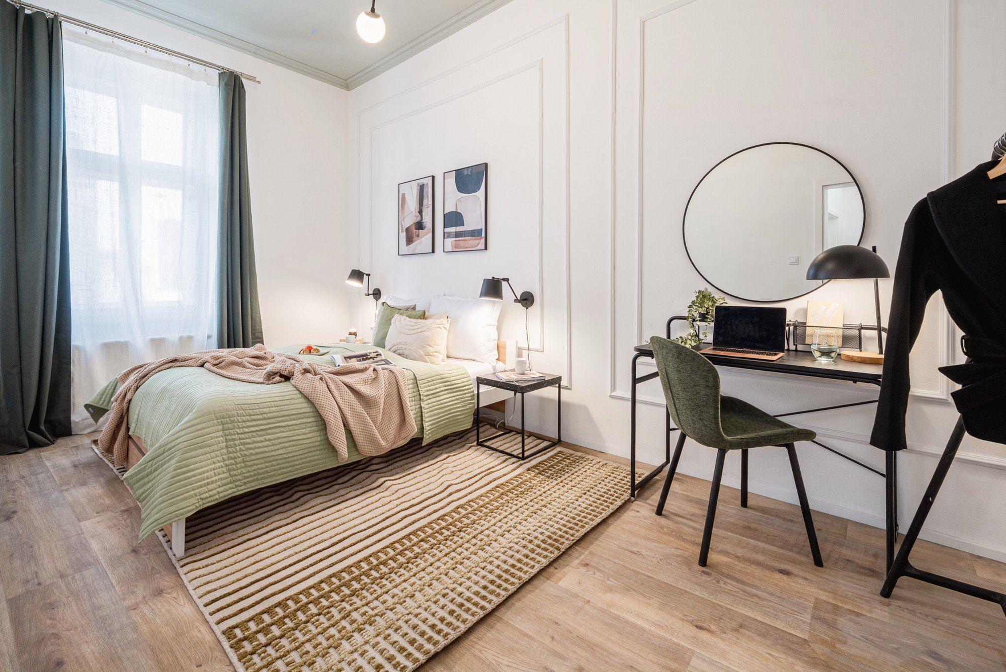 Rezultāts apstiprina, ka pat viena istaba var izskatīties gaisīga, mierīga un vienlaikus piedāvāt pilnvērtīgu vietu darbam un atpūtai.