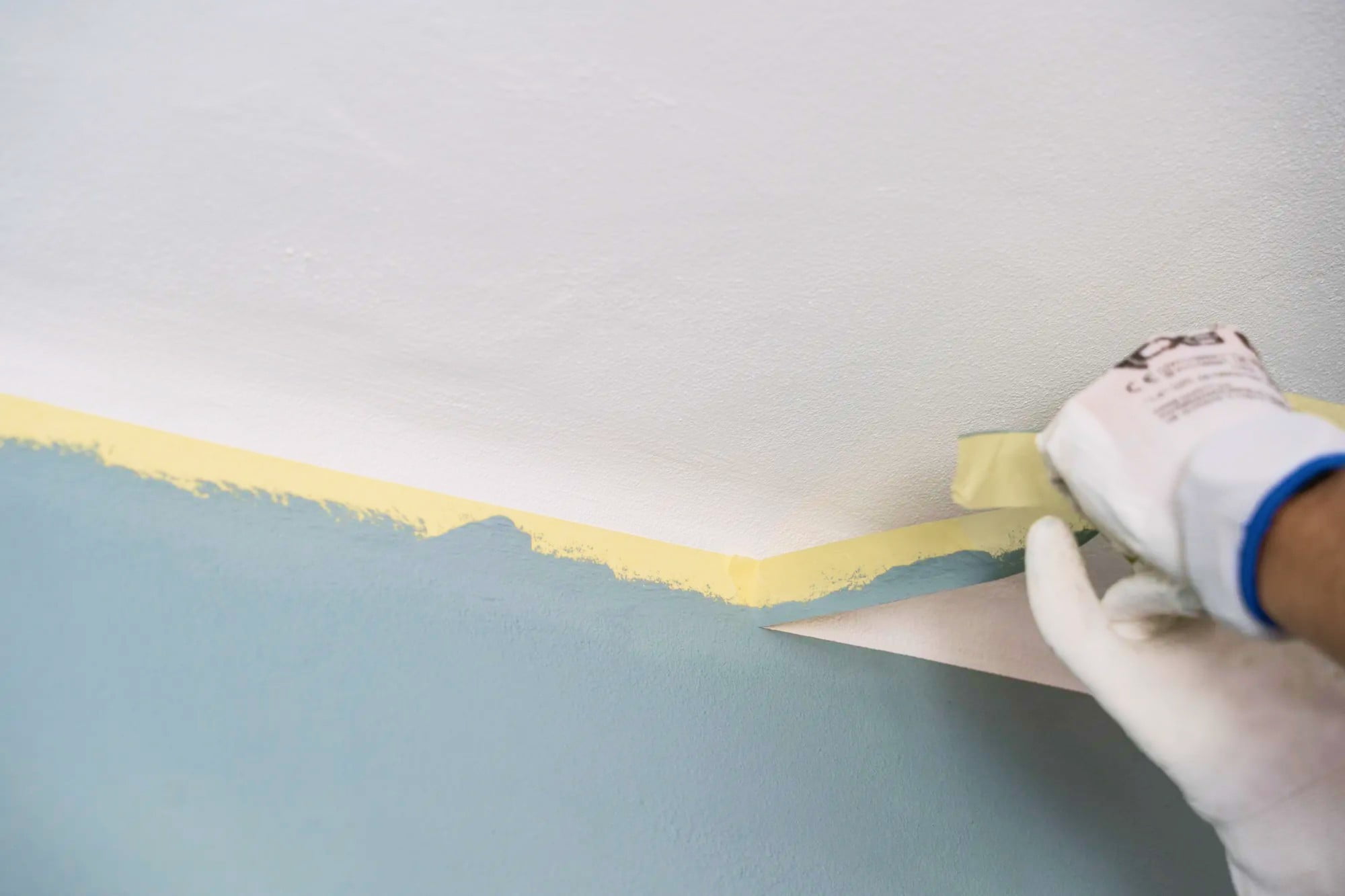 Tūlīt pēc krāsošanas noņemiet visas aizsarglentes, lai pāreja starp krāsām būtu vienmērīga. Avots: Primalex