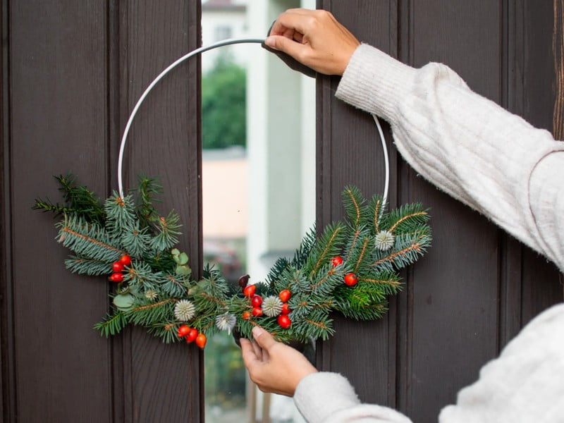 Kā vienkārši izgatavot Ziemassvētku vainagu durvīm?