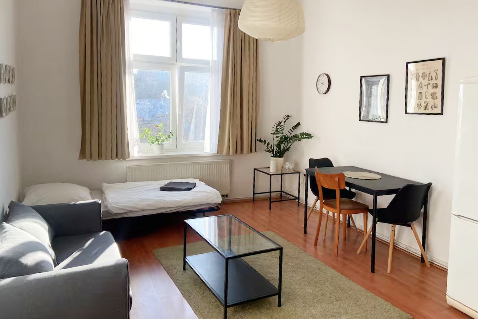 Dzīvojamā istaba bija patīkami gaiša un plaša, ar vienkāršu pamatu, kam pietrūka tikai nedaudz atmosfēras un detaļu.