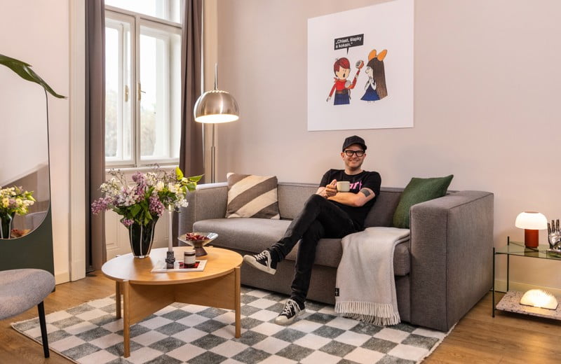 Viesnīcas apartamenti, kuros interjers apvienots ar satīru