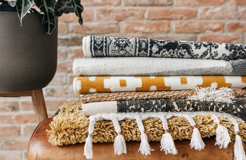 Kā tiek ražoti paklāji: materiālu un plūksnas garuma ceļvedis