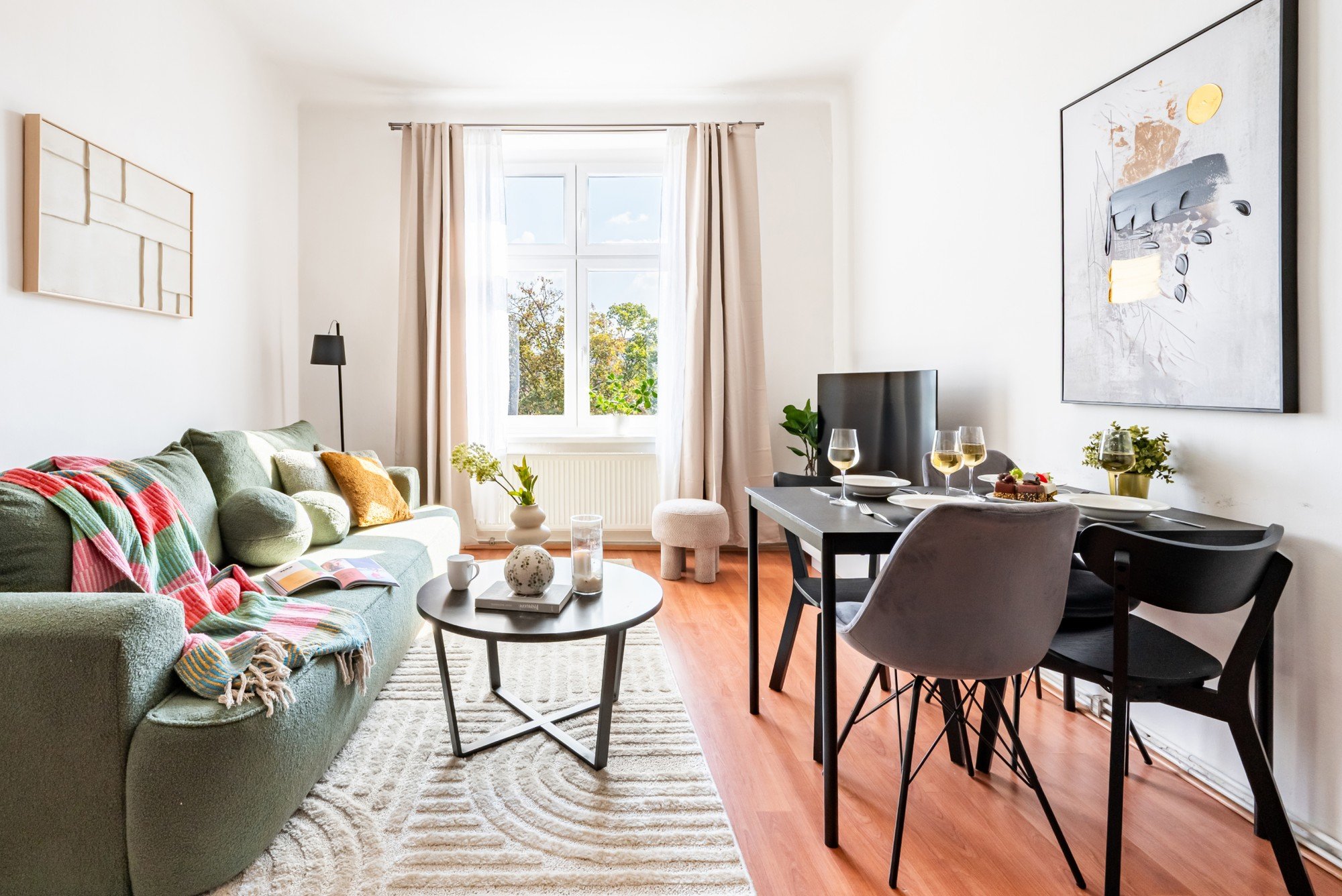 Pateicoties pārdomātajam izkārtojumam, krāsām un mīkstajiem tekstilmateriāliem, tas ir kļuvis par mājīgu un harmonisku telpu, kas dabiski apvieno atpūtu, maltītes un ikdienas dzīvi.