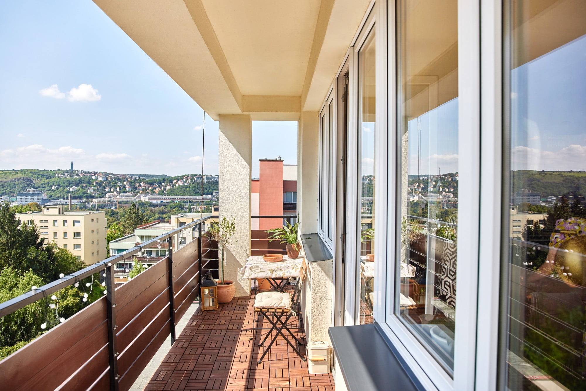 Balkons var kļūt par virtuves un dzīvojamās istabas paplašinājumu, īpaši vasarā.