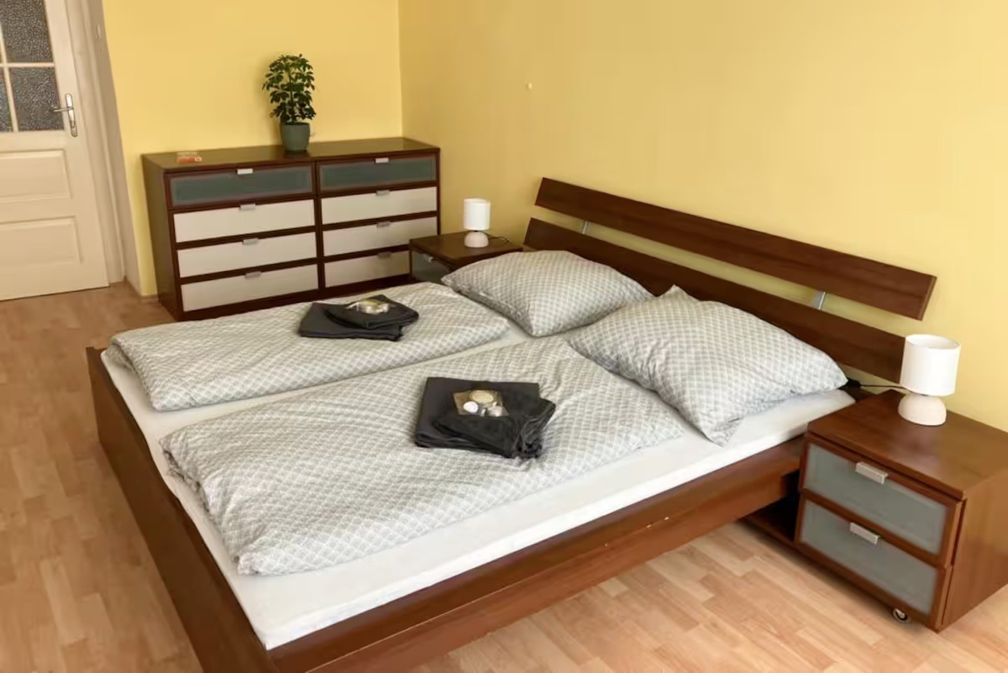 Guļamistaba izskatījās drīzāk neizteiksmīga, bez skaidra stila, emocijām vai pārdomātām krāsām.