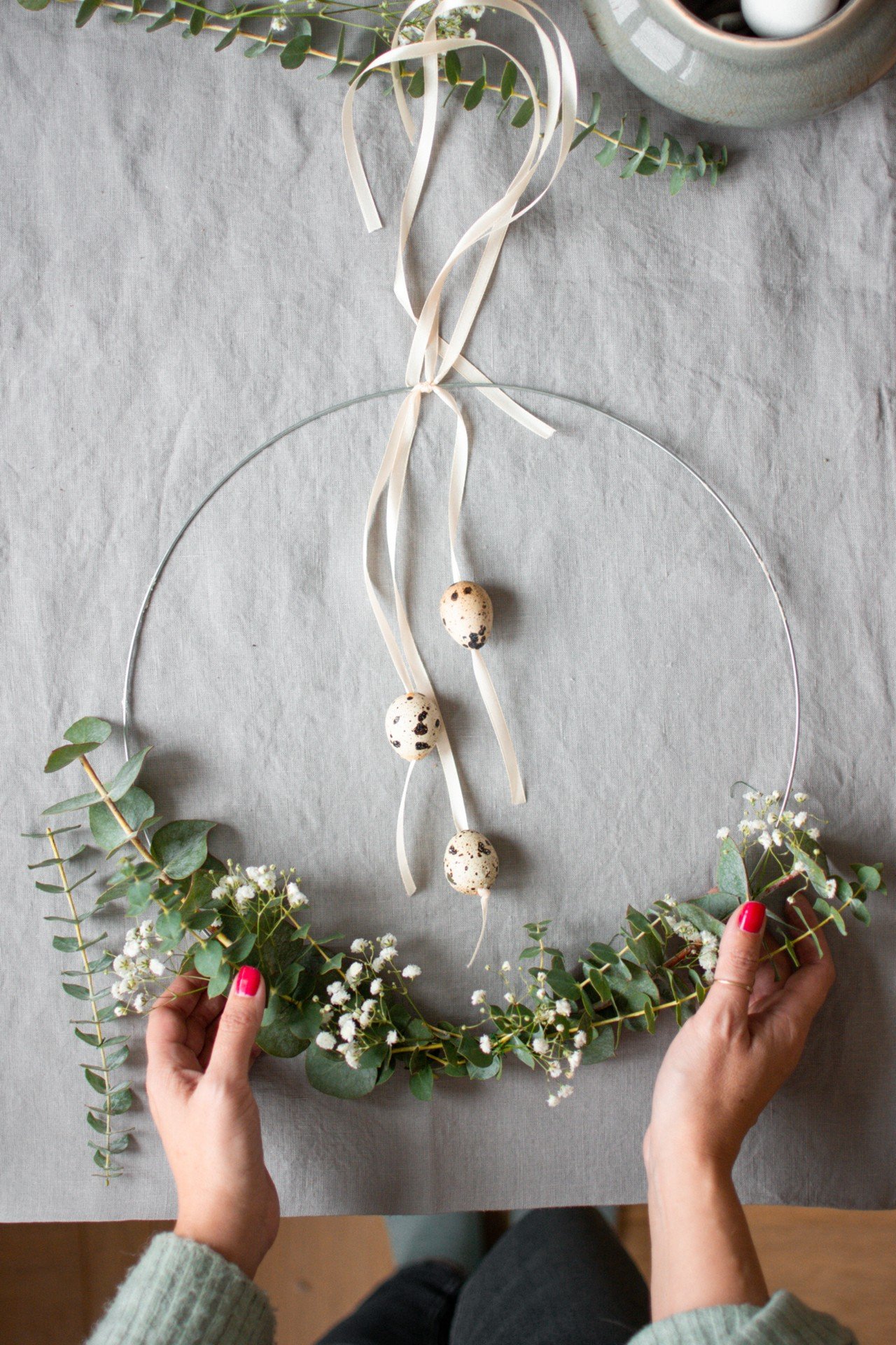 Dabiska eikalipta vainags, papildināts ar dažām paipalu olām.