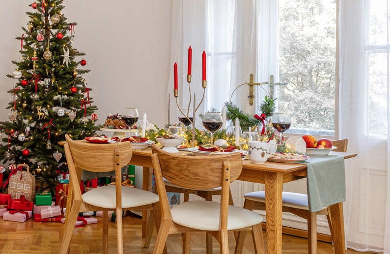 Kā uzklāt (ne)tradicionālu Ziemassvētku galdu ar rotaļīgām detaļām