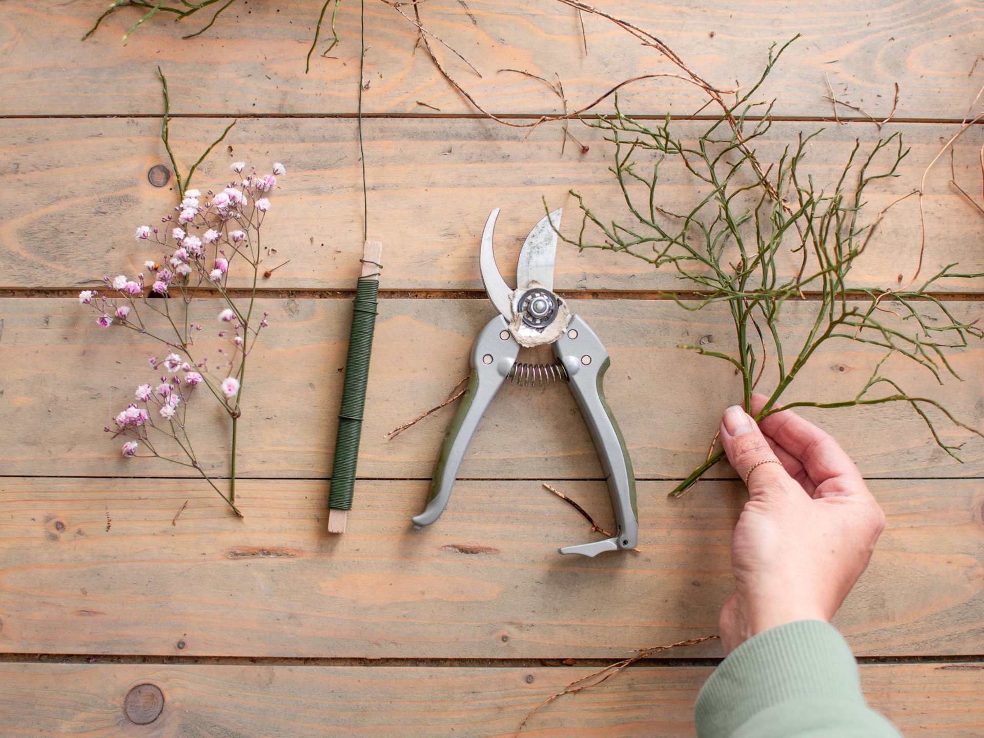 Lai izveidotu Lieldienu vainagu, būs nepieciešamas tikai dažas lietas.
