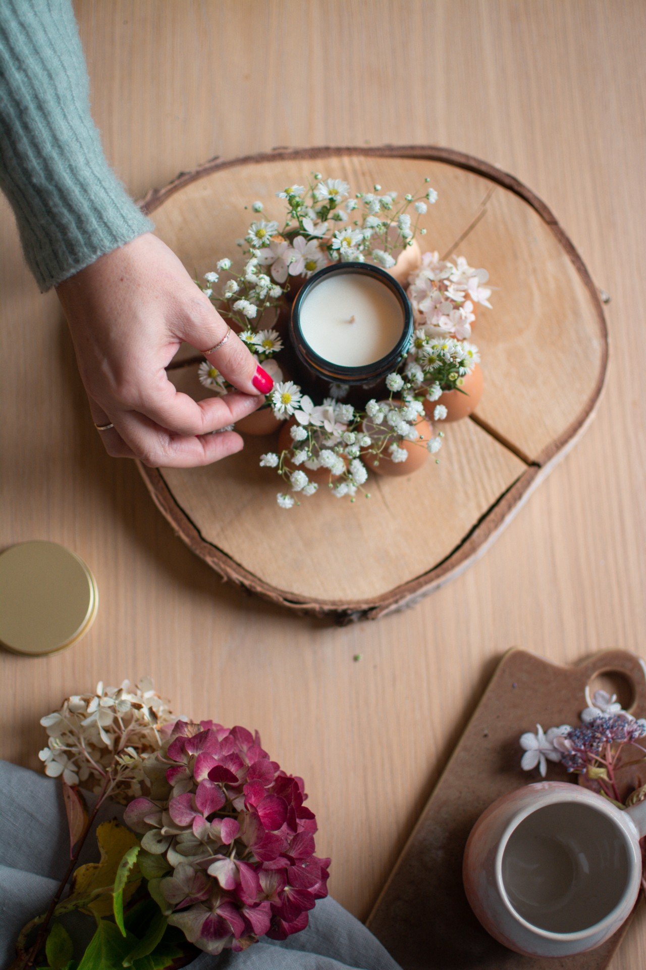 Pavasara dekorācija galdam no čaumallīdzinās mazam vainagam.