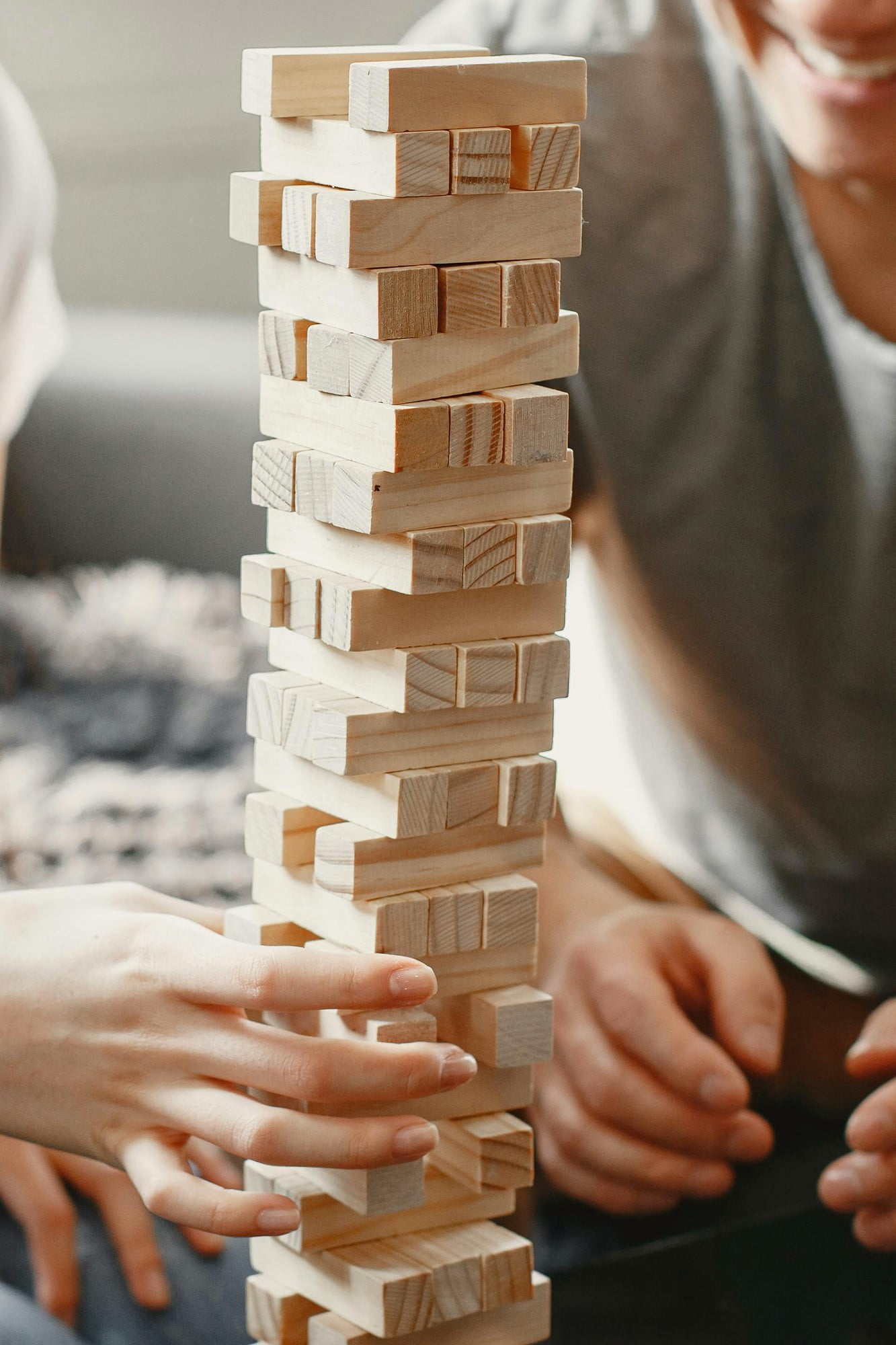 Jenga spēles laikā kolēģi attīsta komunikācijas prasmes.