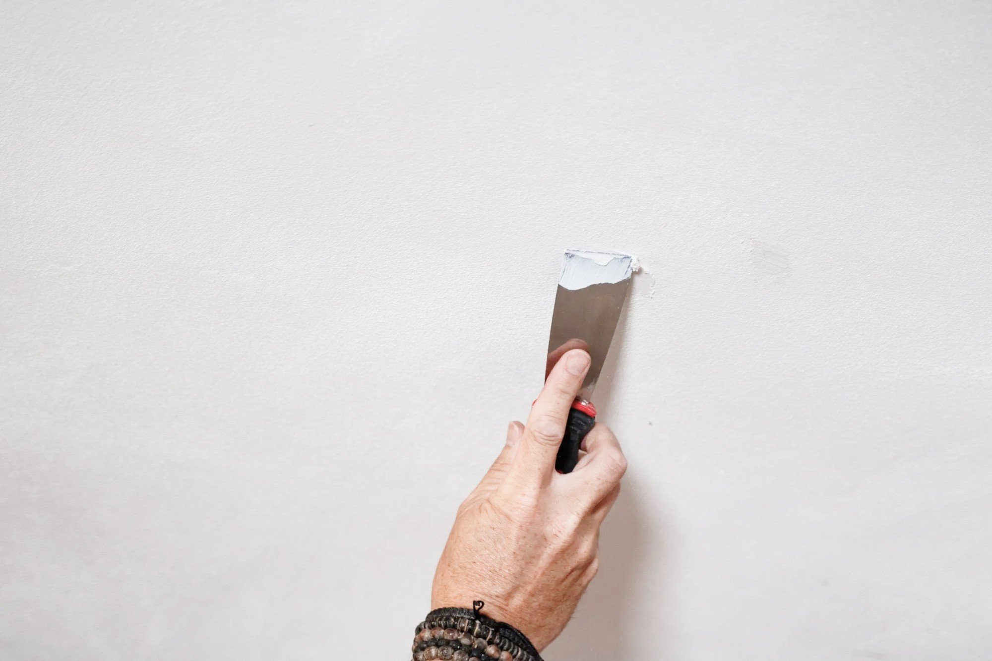 Pirms krāsošanas aizšpaktelējiet visus nelīdzenumus uz sienām. Avots: Primalex