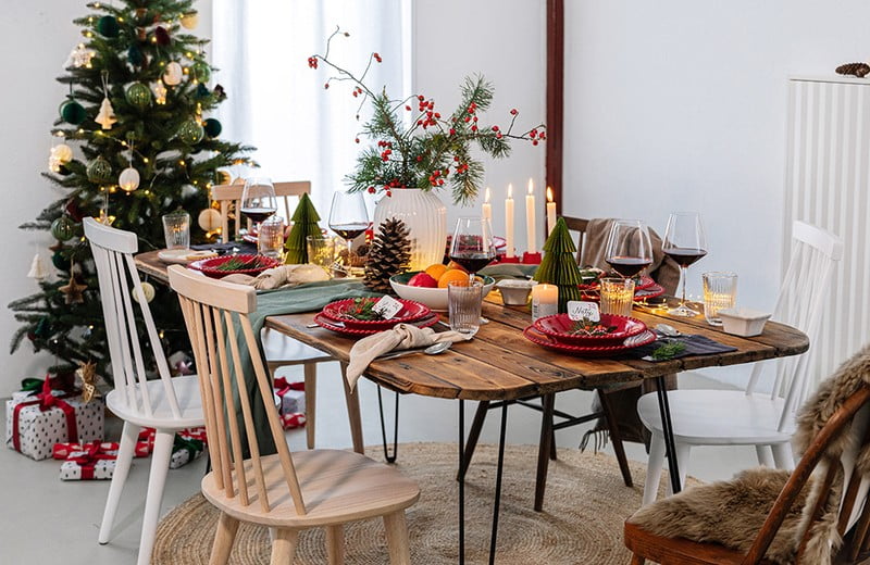 Kā eleganti uzklāt Ziemassvētku galdu tradicionālās krāsās