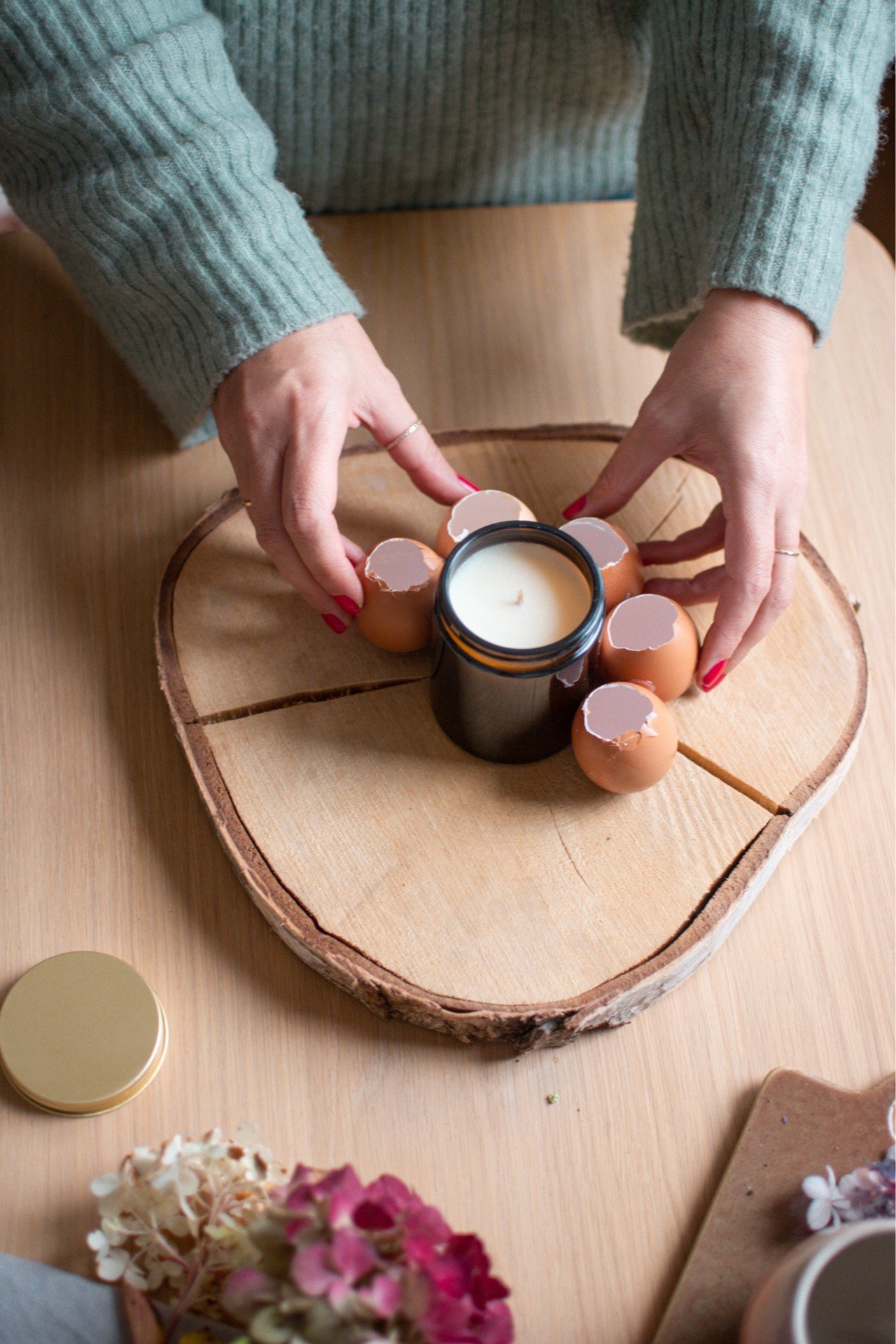 Izmantojiet olu čaumalas un salīmējiet tās kopā aplī.
