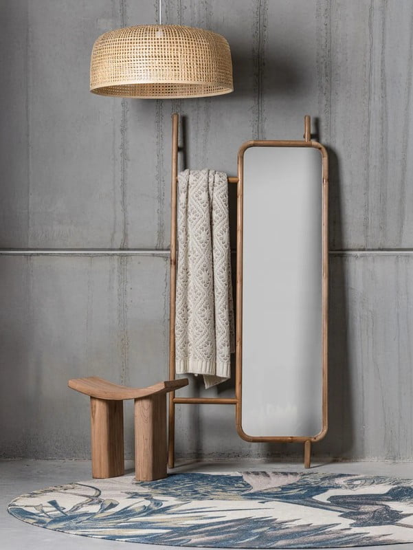 Iedvesma : Priekšnams un garderobe