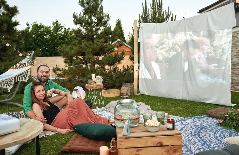 Ierīkojiet kinoteātri savā dārzā