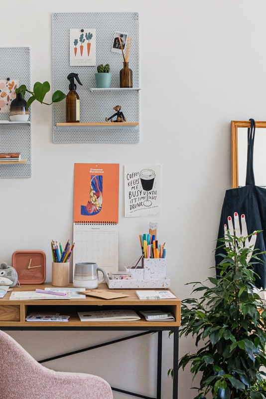 Iedvesma : Birojs, Darbs un mācības, Dāvanas