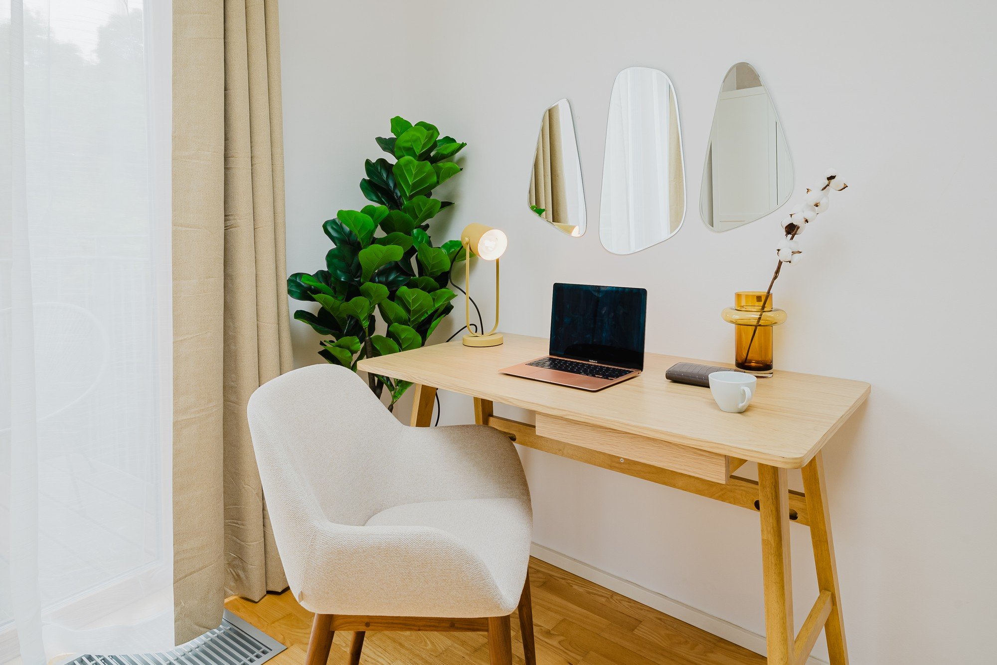 Lielākajā guļamistabā bija vieta arī darba stūrītim.