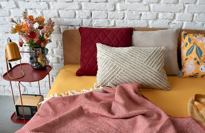 Kā kombinēt gultas veļas krāsas un rakstus