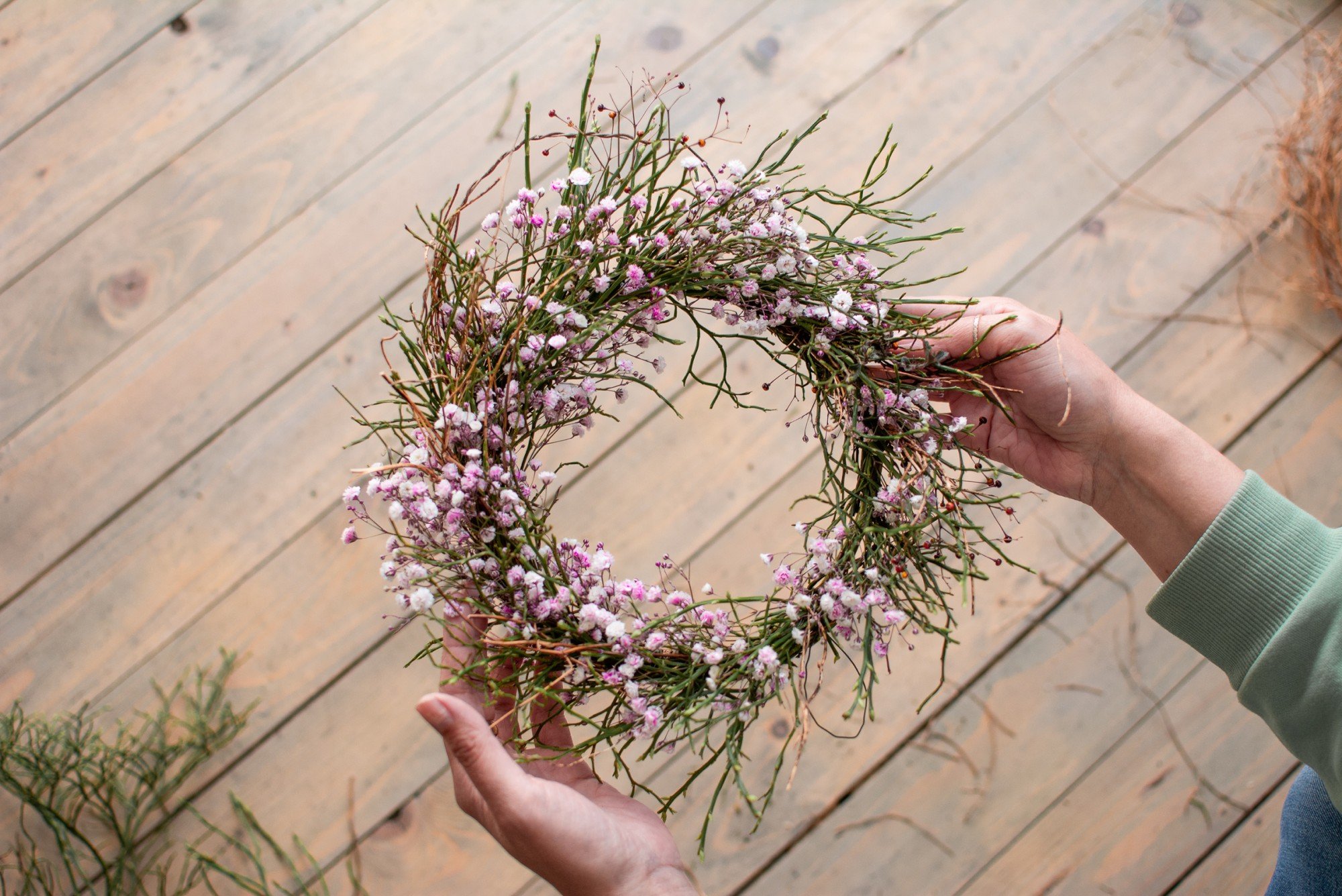 Pavasara vai Lieldienu vainags no melleņu zariem un plīvurpuķes.