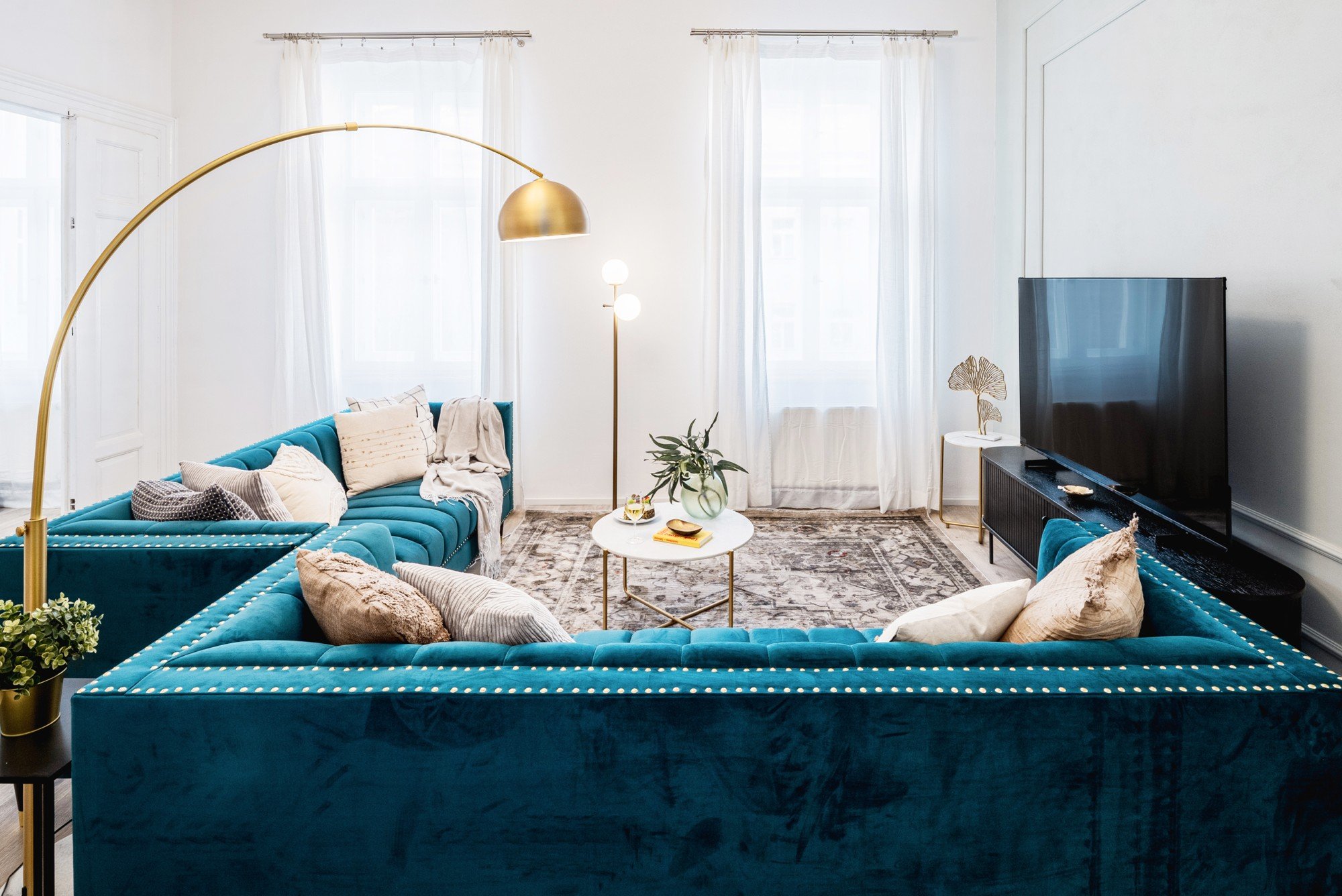 Zelta akcenti un rūpīgi izvēlēti aksesuāri interjeram piešķir maigu glamūra pieskārienu, nepadarot to pārāk greznu.