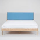 Masīva ozolkoka gulta ar zilu galvgaldu Gazzda Fawn, 180 x 200 cm