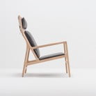 Krēsls ar masīvkoka konstrukciju un melnas bifeļu ādas sēdekli Gazzda Dedo