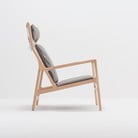 Krēsls ar masīvkoka konstrukciju un pelēkas bifeļu ādas sēdekli Gazzda Dedo